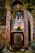 Bolsena, Chiesa di Santa Cristina. Altare con la pietra del miracolo. 